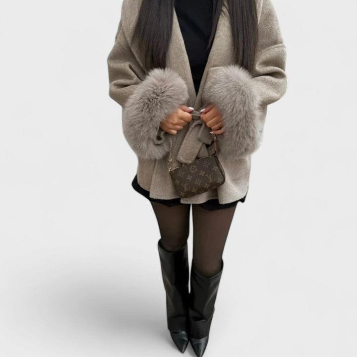 Woolcat – Elegant Frakke med Faux Fur Detaljer