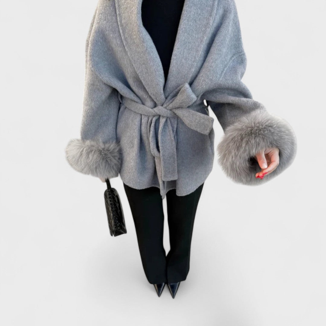 Woolcat – Elegant Frakke med Faux Fur Detaljer