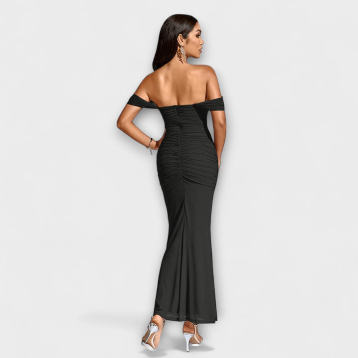 Waltraud - Bodycon kjole med bare skuldre og rynker