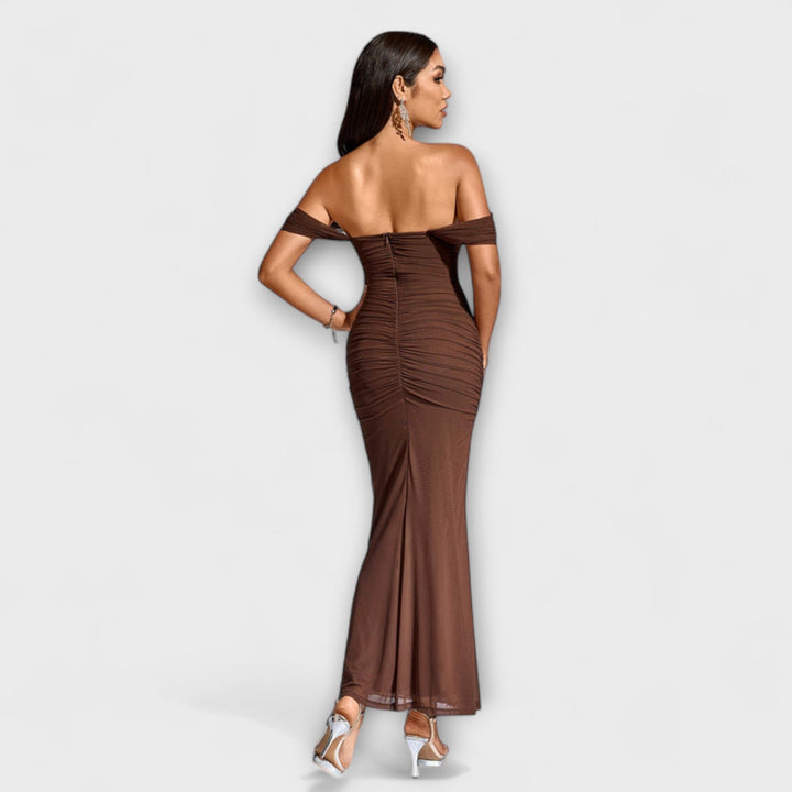 Waltraud - Bodycon kjole med bare skuldre og rynker