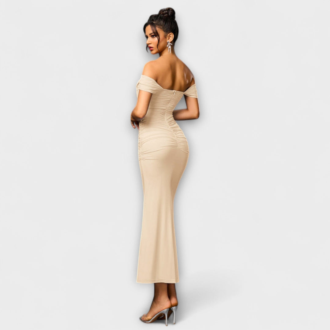 Waltraud - Bodycon kjole med bare skuldre og rynker