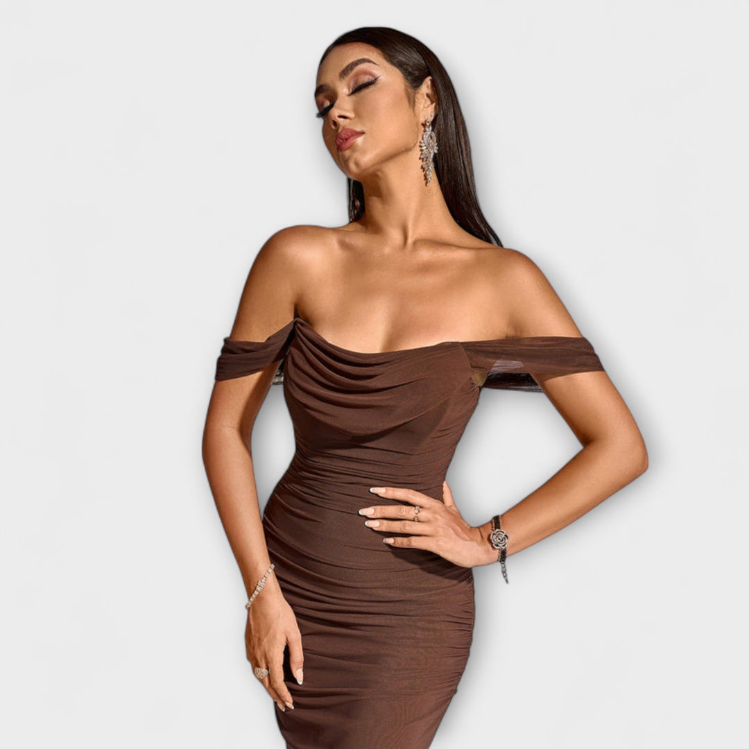 Waltraud - Bodycon kjole med bare skuldre og rynker
