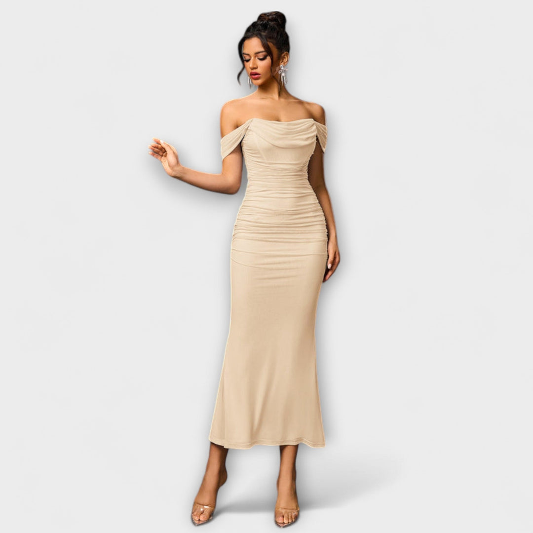 Waltraud - Bodycon kjole med bare skuldre og rynker