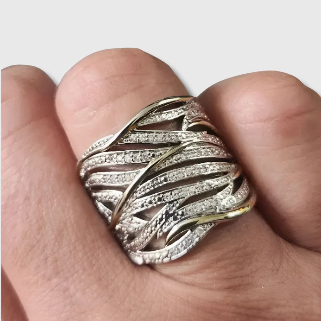 Elegant tvistet ring med flere lag