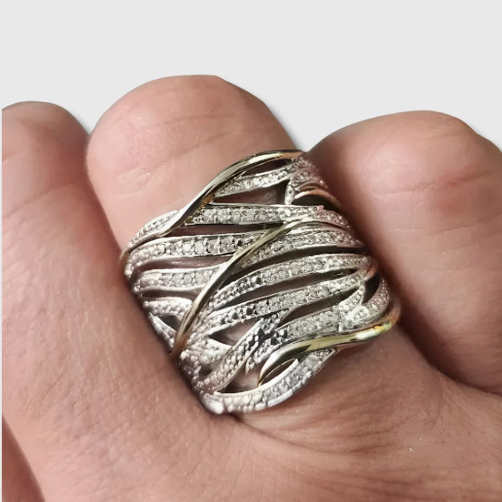 Elegant tvistet ring med flere lag