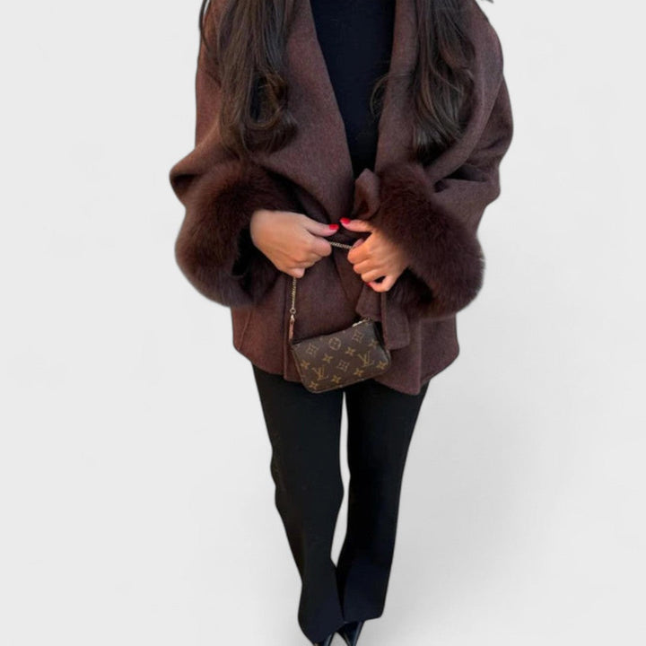 Woolcat – Elegant Frakke med Faux Fur Detaljer