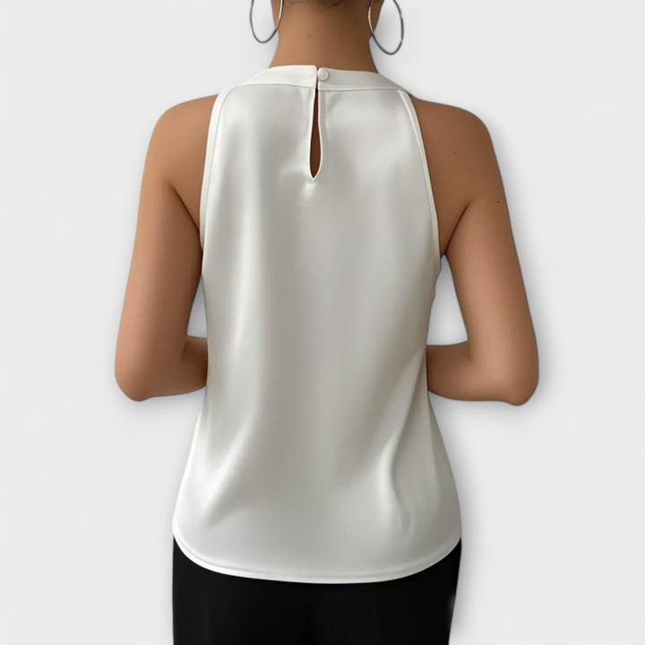 Skye - Elegant satinbluse med skåret design